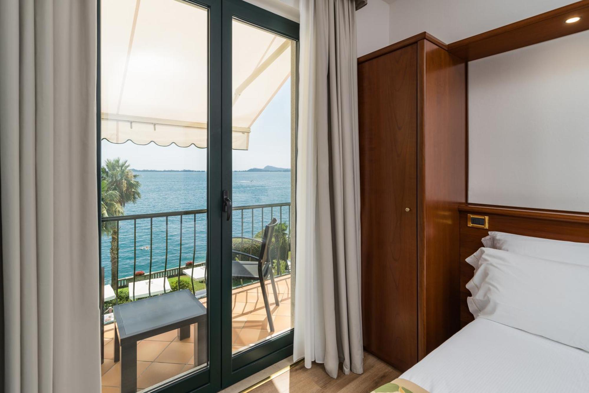 Double or Twin Room Lake View