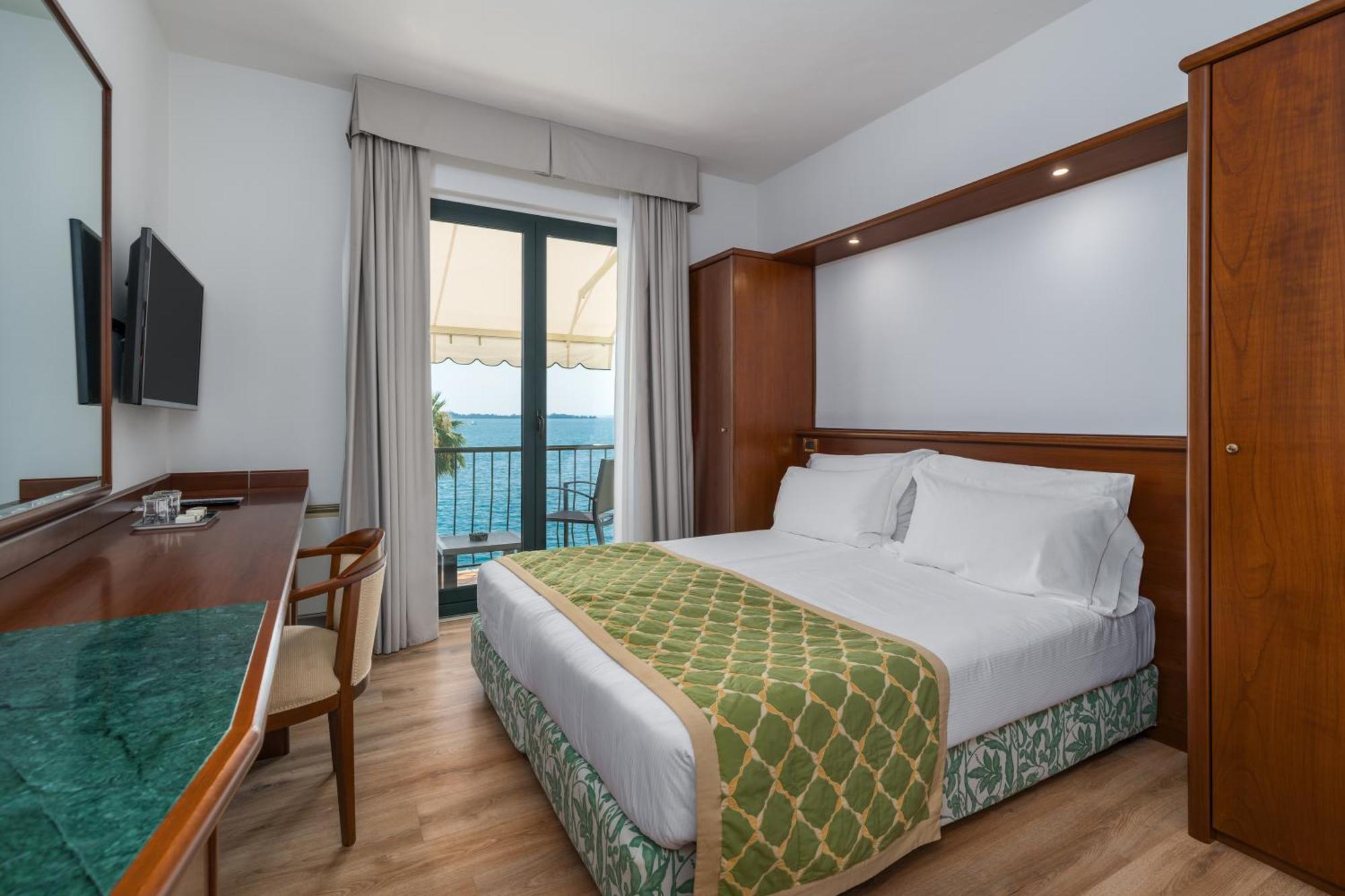 Double or Twin Room Lake View