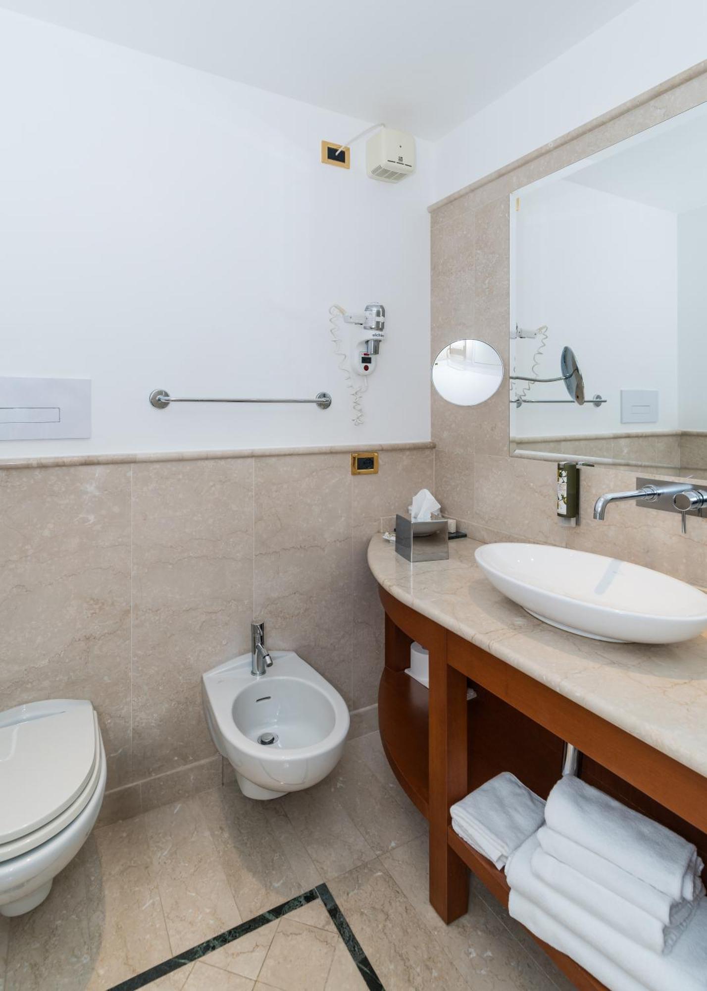 Deluxe Double or Twin Room Lake View